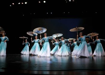 【视频】舞蹈《雨涧春行图》| 演出：多元文化舞蹈团